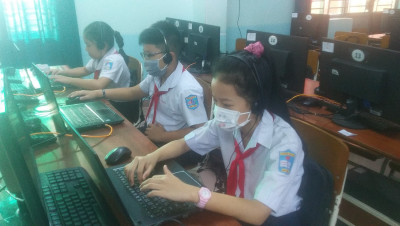 Học sinh đang làm bài thi trực tuyến