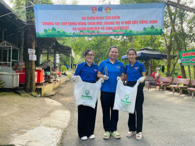Đoàn viên tham gia dọn vệ sinh Suối Trúc