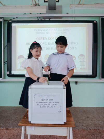 Liên đội ủng hộ lũ lụt