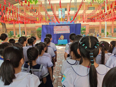 Trang trí mai đào và phông nền ngày Tết năm học 2025-2026