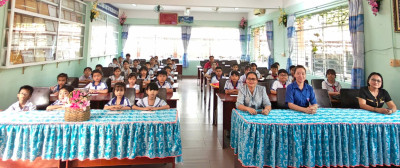 Chi đoàn trao quà cho các em đội viên có hoàn cảnh khó khăn.