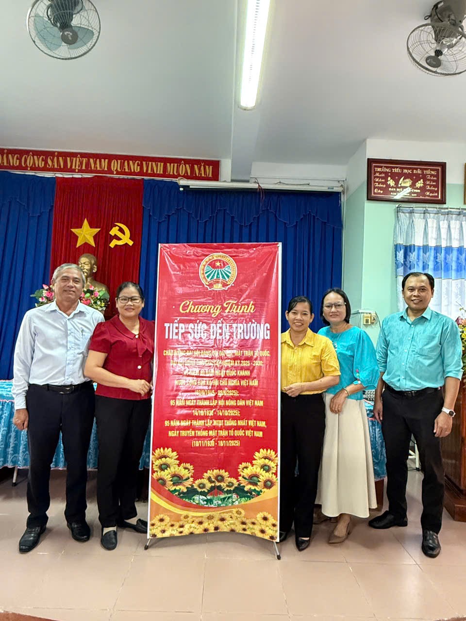 Học sinh nhận quà đầu năm học