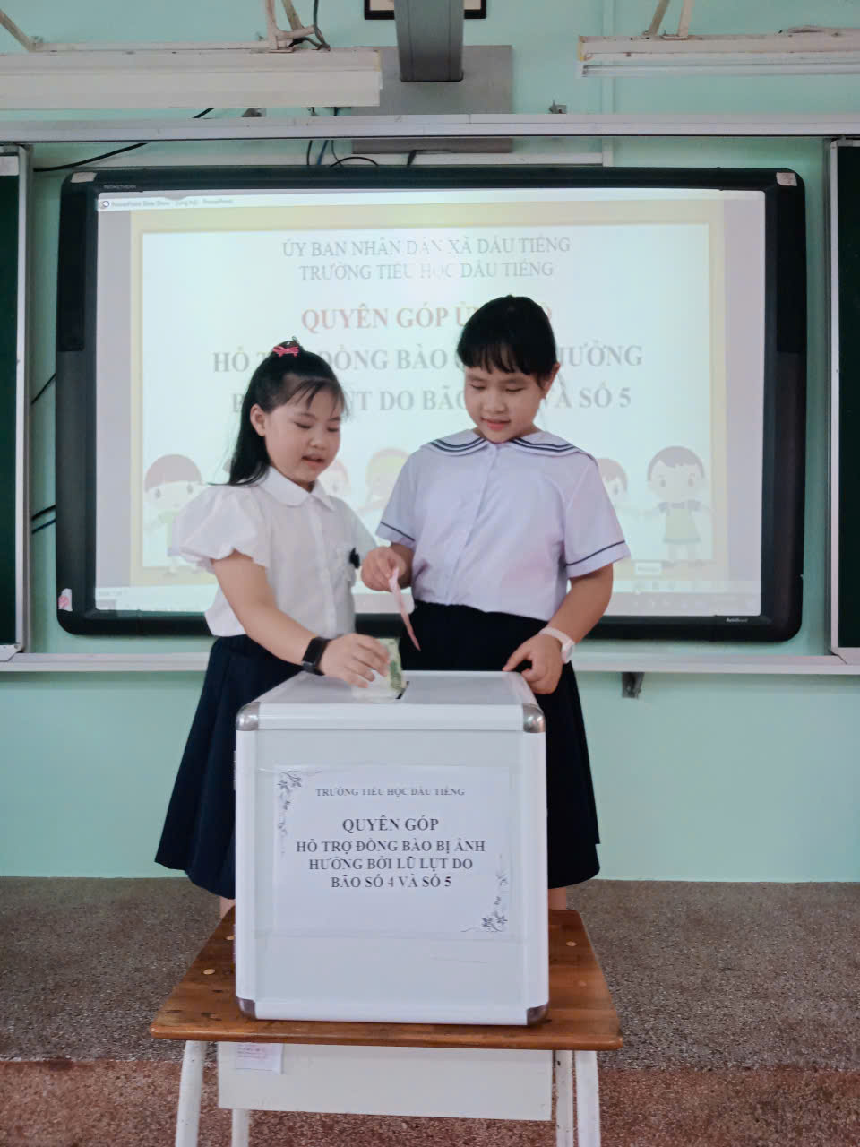 Liên đội ủng hộ lũ lụt