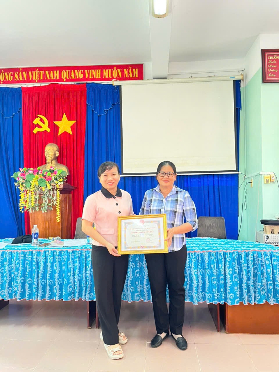 Giáo viên nhận giấy khen năm học 2024-2025