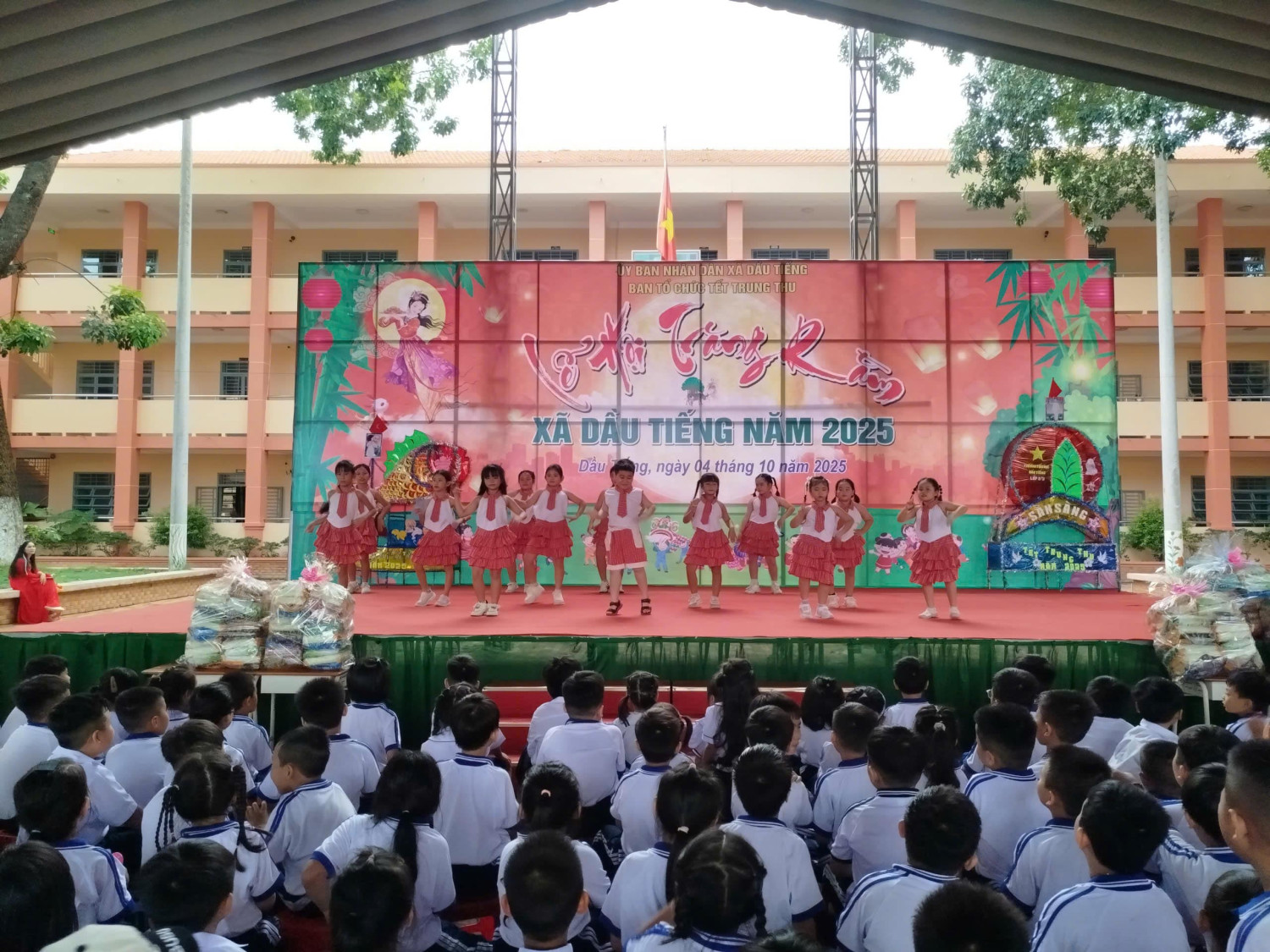Tưng bừng tết trung thu của các em học sinh