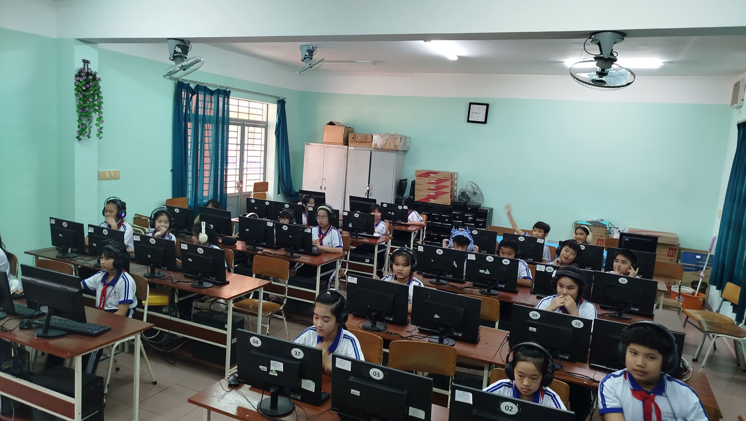 Học sinh tham gia Sân chơi IOE vòng trường năm học 2025-2026