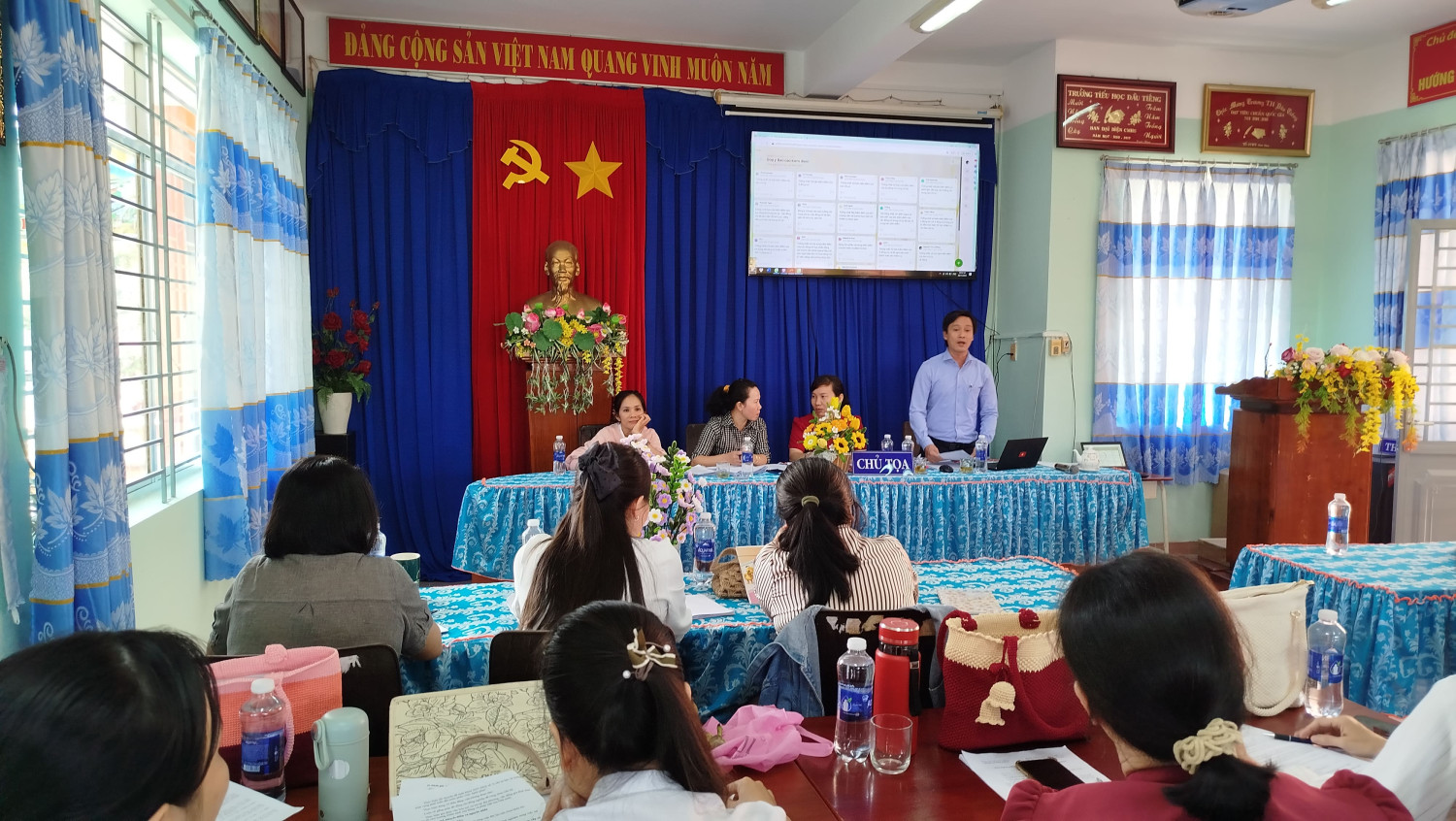 Chi bộ thực hiện Hội nghị kiểm điểm năm 2025