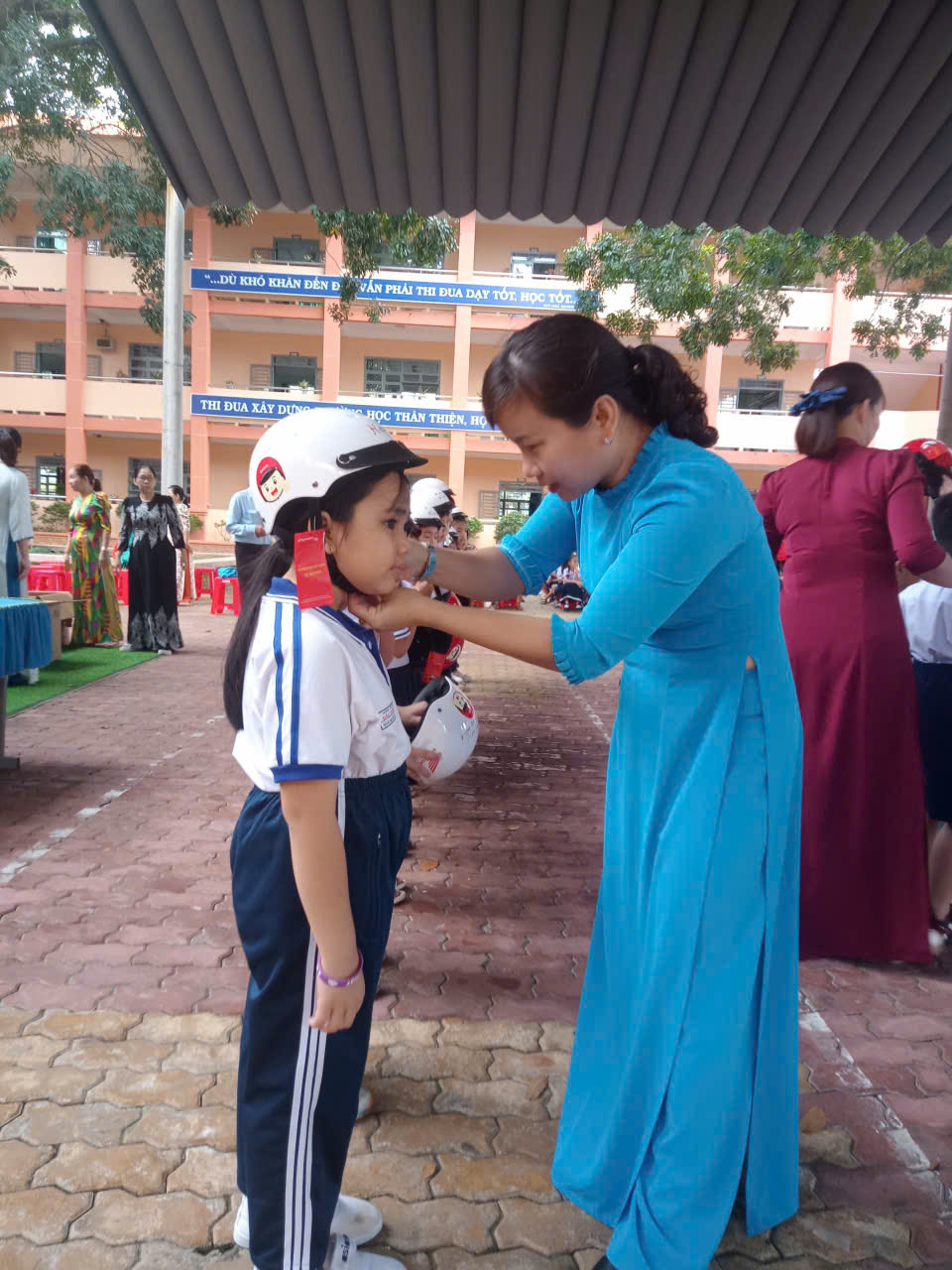 Trường Tiểu học Dầu Tiếng nhận mũ bảo hiểm từ Honda