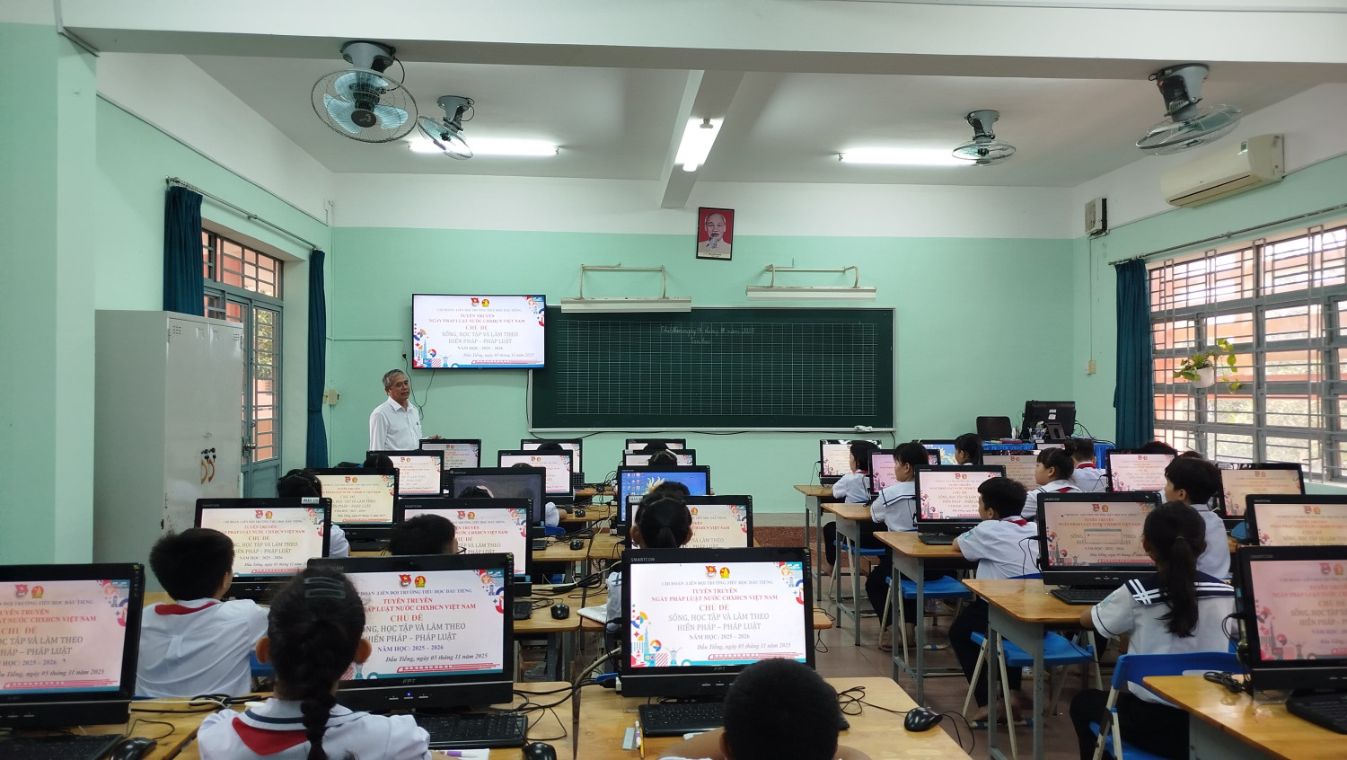 Chi đoàn và Liên đội thực hiện tuyên truyền ngày pháp luật