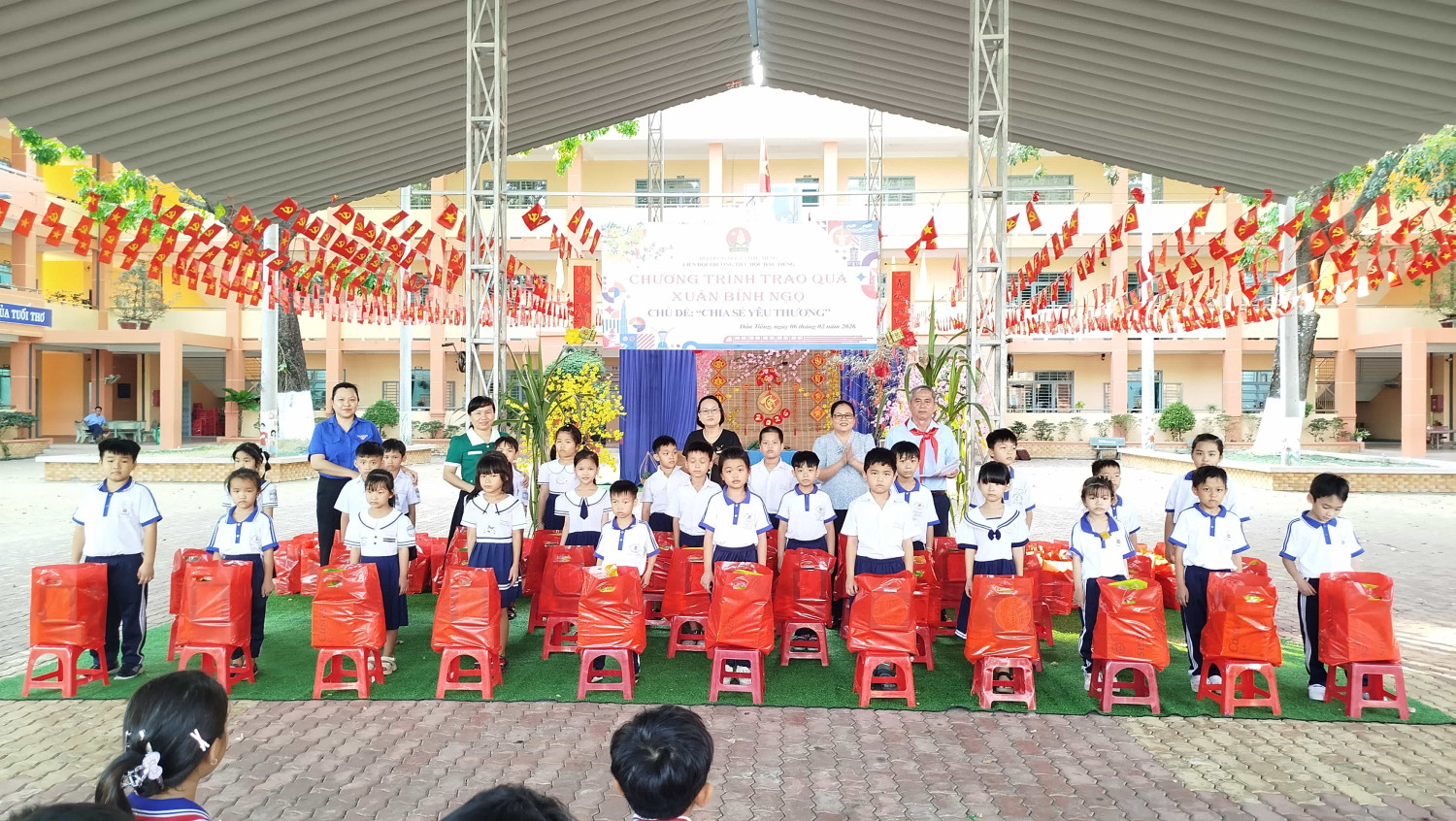 Trao quà Cây mùa xuân năm học 2025-2026
