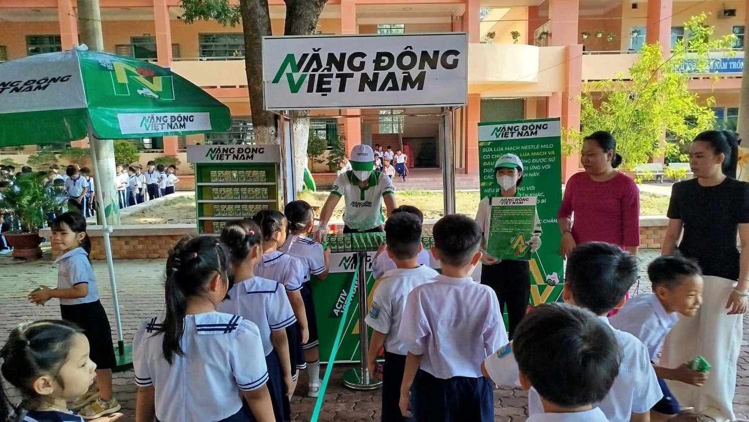 Milo tặng sữa cho học sinh