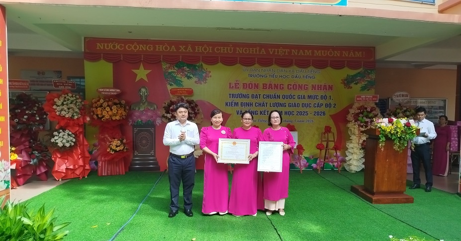 Lễ đón bằng công nhận chuẩn và tổng kết năm học 2025-2026
